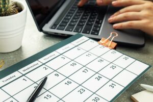 employee working efficiently because of organized calendar management