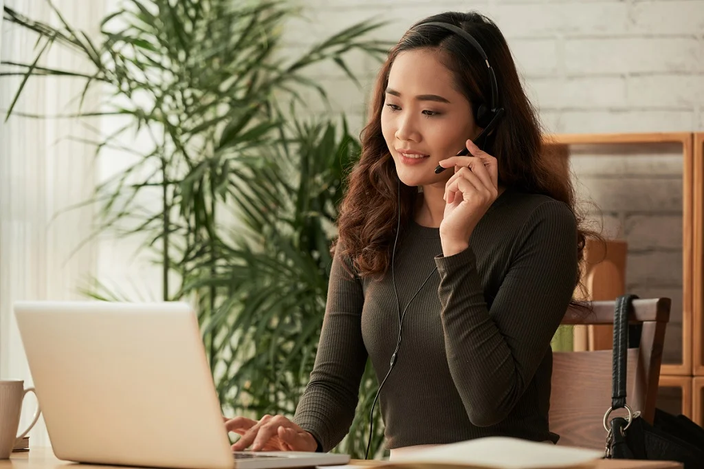 woman it support talking headphones