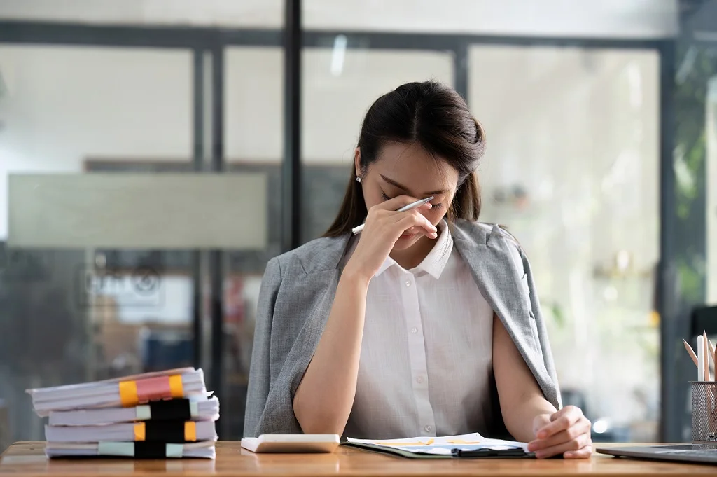 stressed businesswoman managing her online business