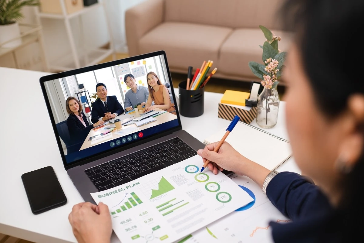 a foreign business owner having a virtual meeting with an outsourced filipino team