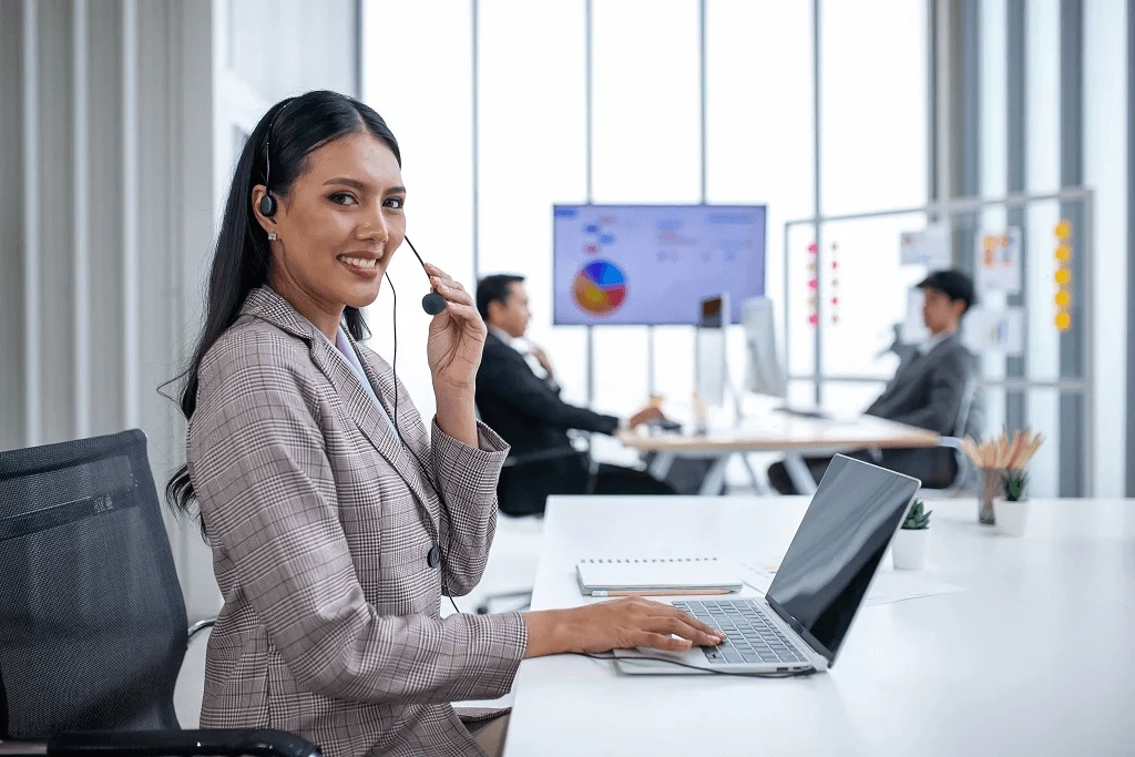 female operator working in contact center technology