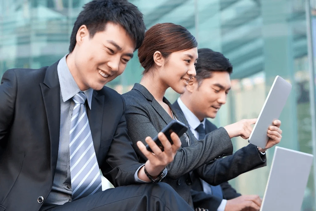 filipino employee demonstrating unified communications