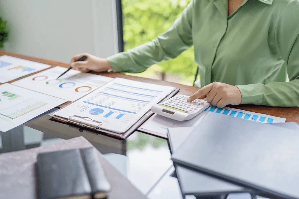 bookkeeper assisting with the creation of financial statements