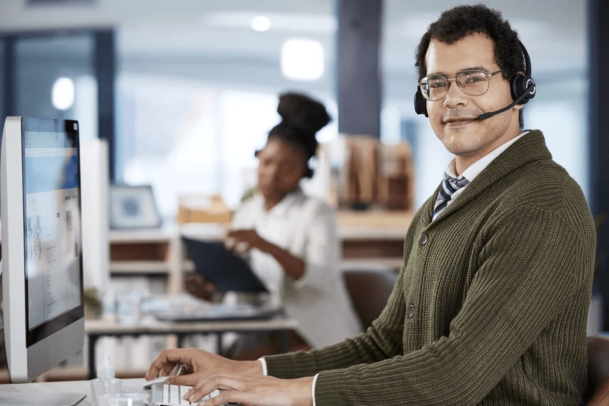 call center agent practicing reactive customer service at work