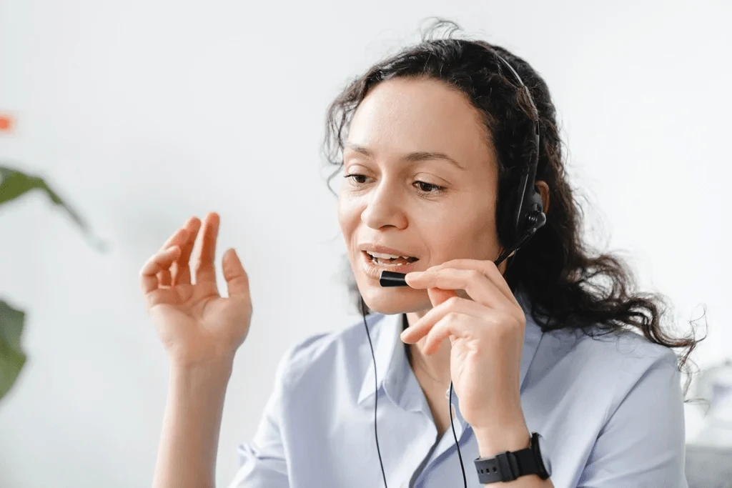 conversation over the phone between a call center agent and a client