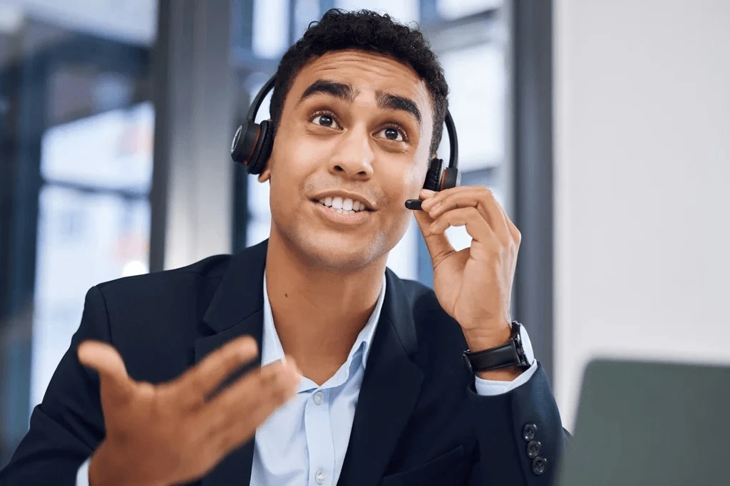 customer service agent assisting a client with an inquiry