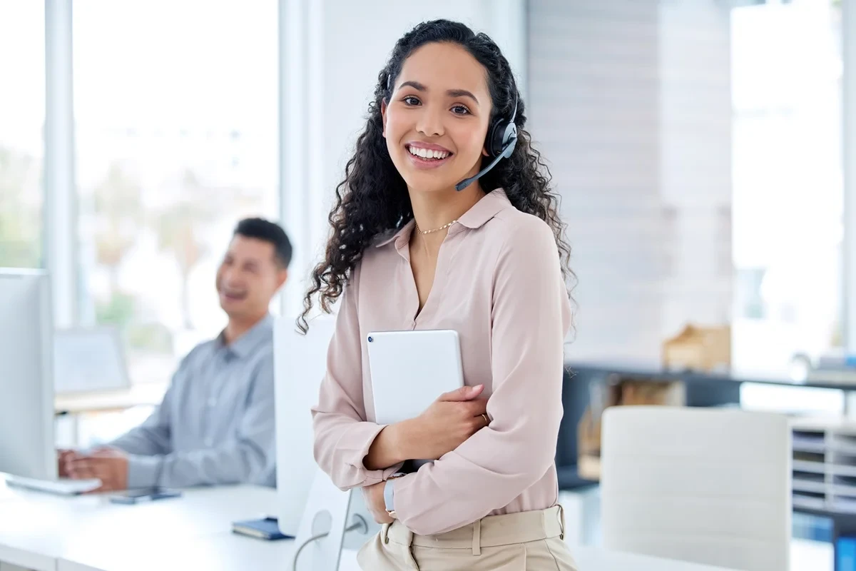 customer service agent holding a tablet