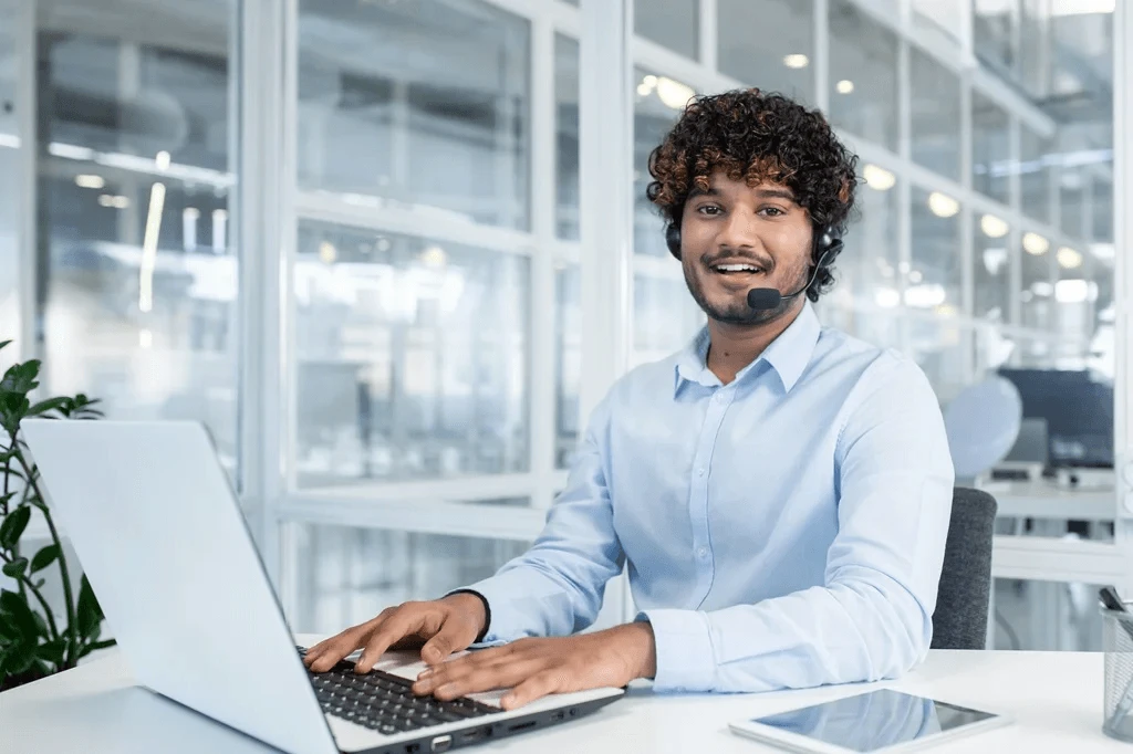 expert call center agent using his laptop