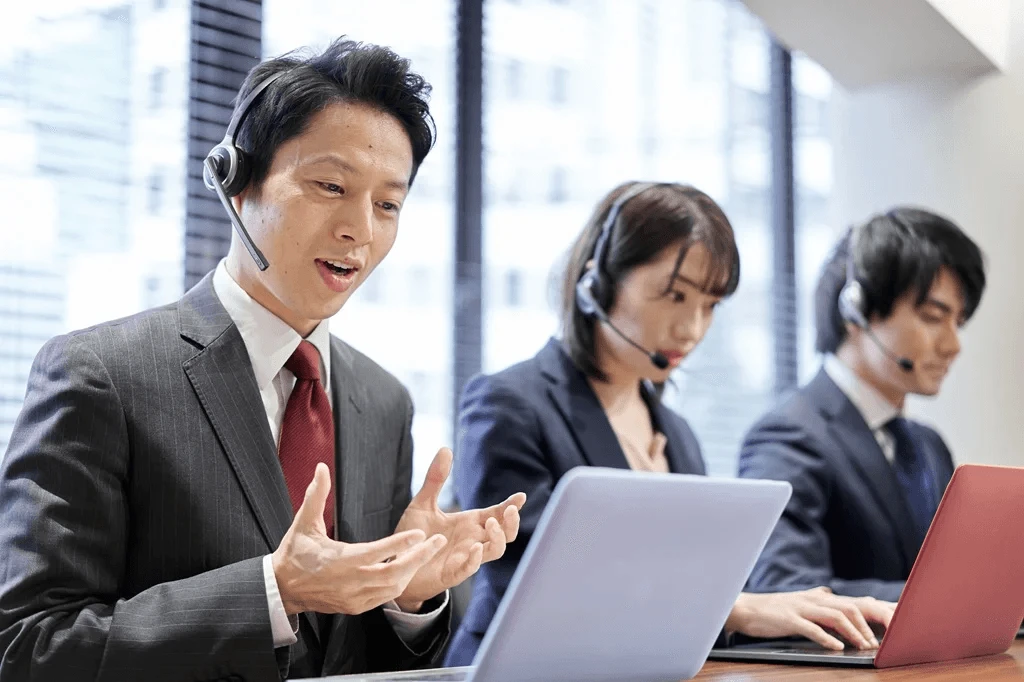 highly enthusiastic customer service agent with his team