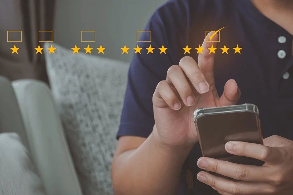 customer giving a five-star rating for good service