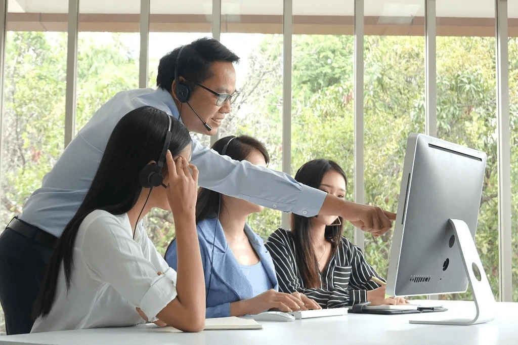 team leader guiding a call center team