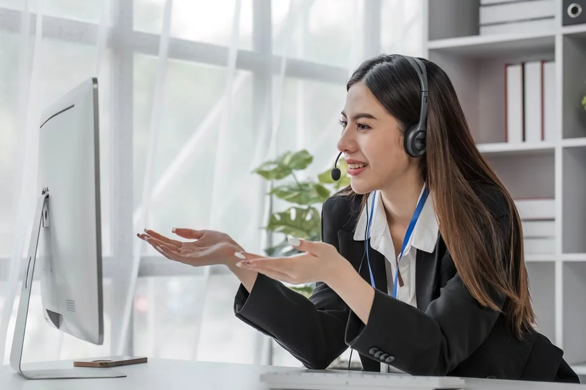 call center agent having a customer interaction virtually