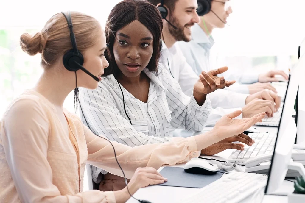 call center agents discussing how they can improve customer effort score