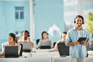 team leader supervising the team to accurate measure customer experience
