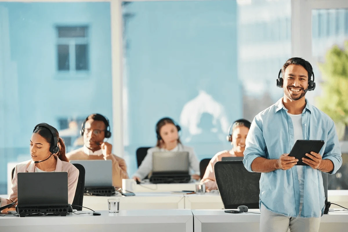 team leader supervising the team to accurate measure customer experience