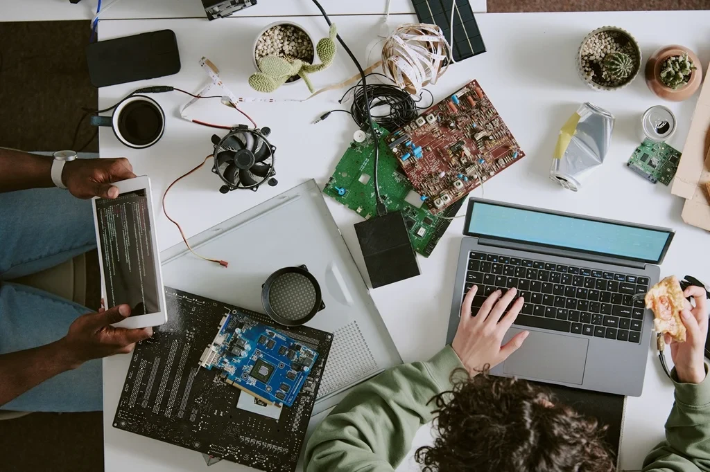 technical support experts handling both software and hardware issues