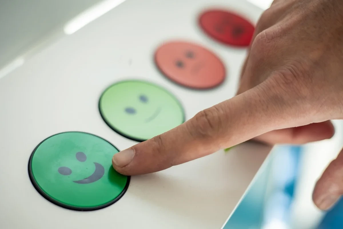 user selecting a happy face to rate a high Customer Effort Score