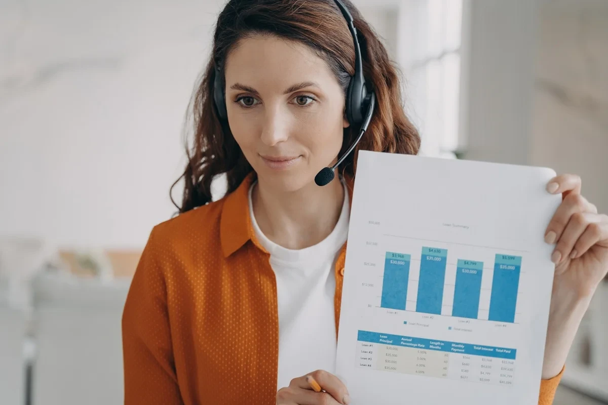 agent showing the costs of outsourced customer service
