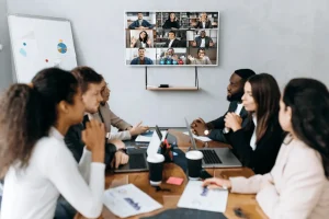 comparison of in-house vs outsourcing teams working together
