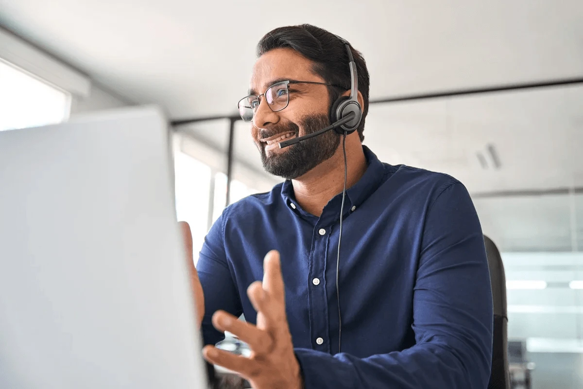 call center agent fostering customer relations through responsive calls