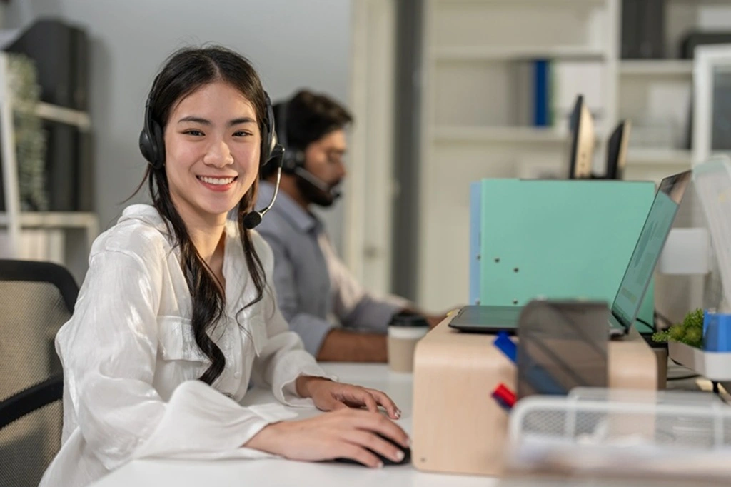 csr analyzing reports to improve customer service SLA compliance