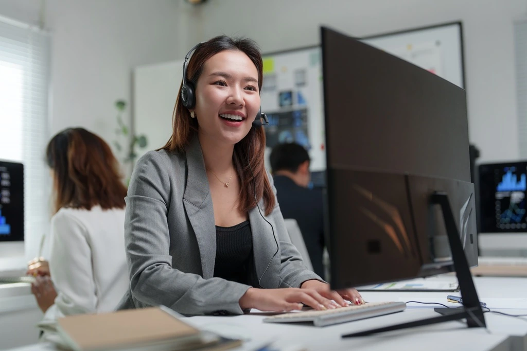 customer support representative offering personalized customer service