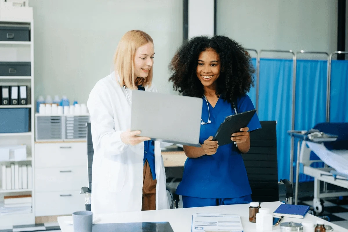 medical professionals using a HIPAA compliance checklist