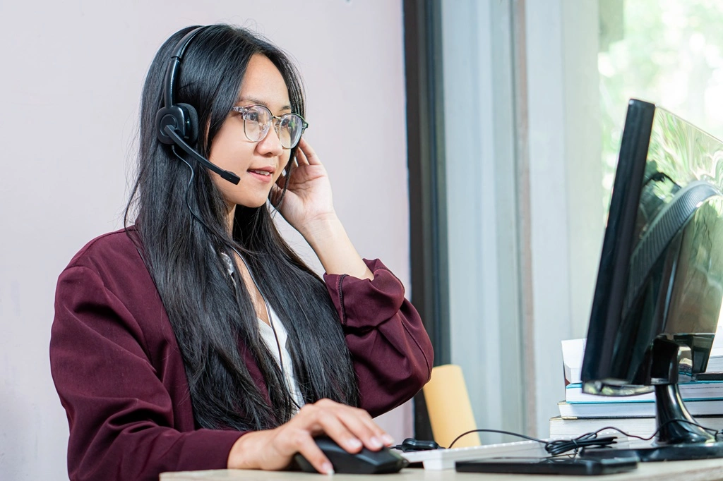 customer representative showcasing exceptional customer service level 