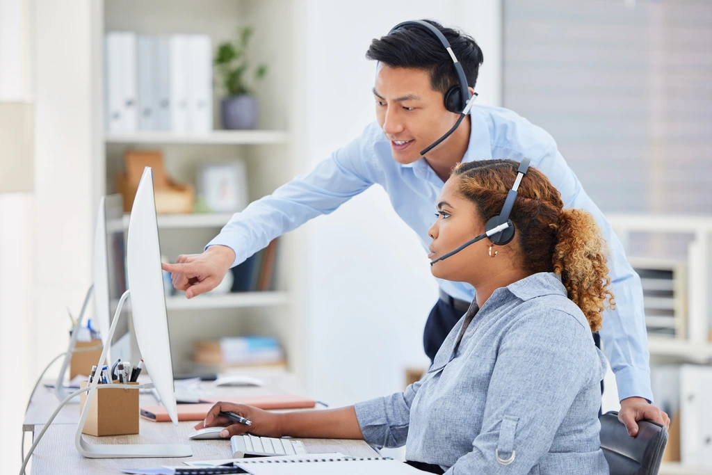 saas support agents offering premium customer service across multiple channels