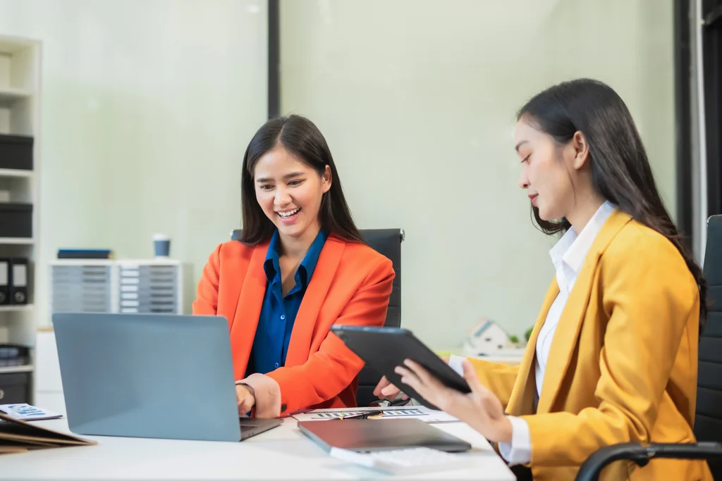 two professionals collaborating in an office illustrating a co-sourcing partnership