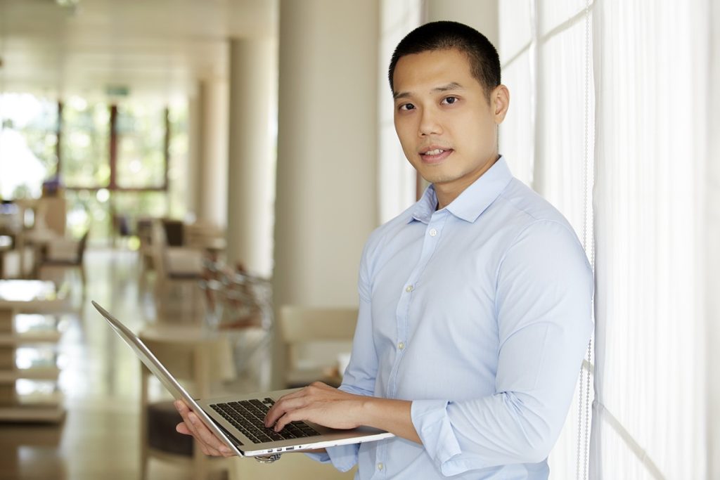 seo professional working on laptop