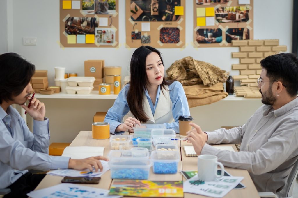 in-house team collaborate for insourcing vs outsourcing decision